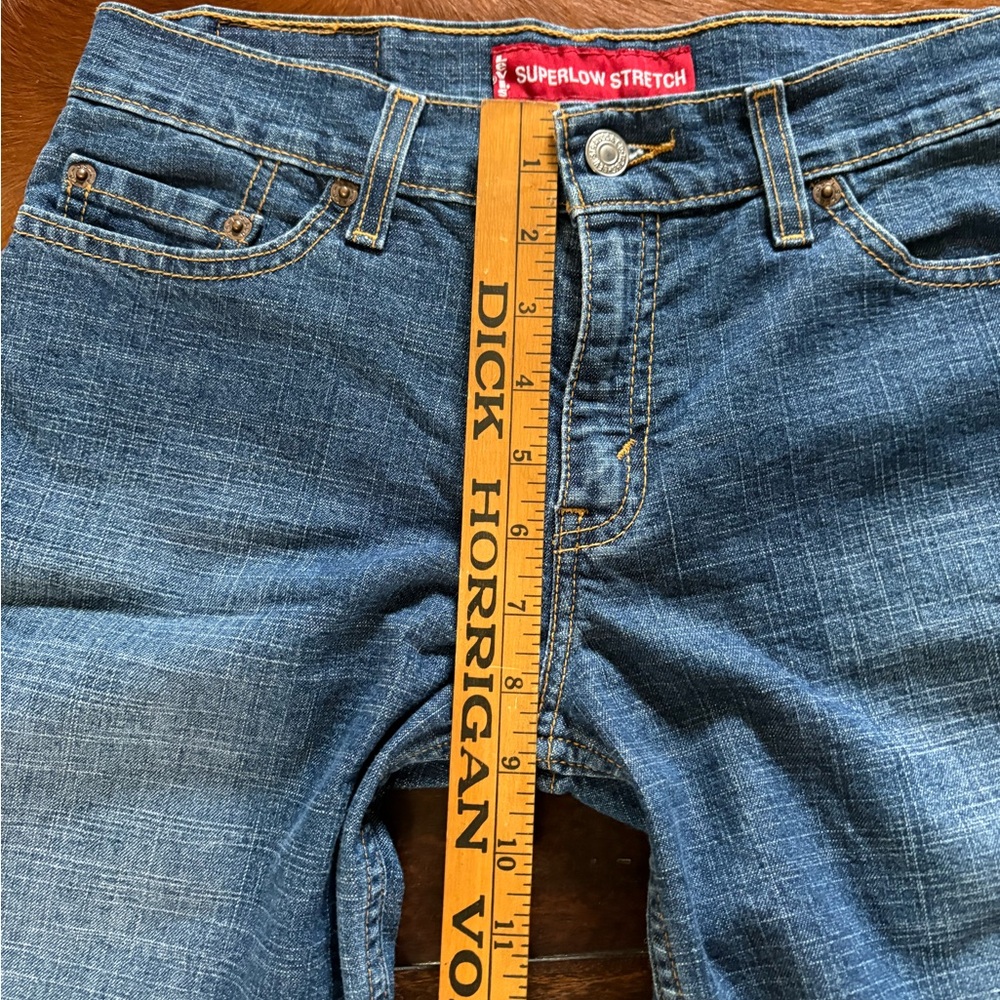 Vintage Y2K Levi's 518 Women's Boot Cut Flared Jeans in Medium Blue Wash - Picture 11 of 12